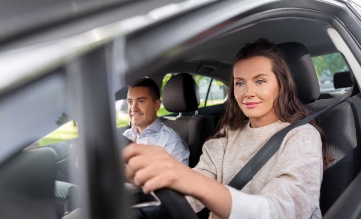 Donna e uomo in auto