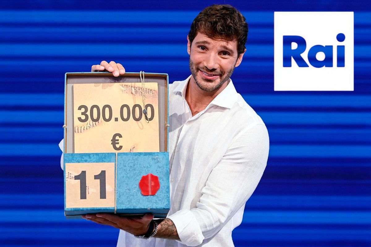 Stefano De Martino ad Affari tuoi logo Rai