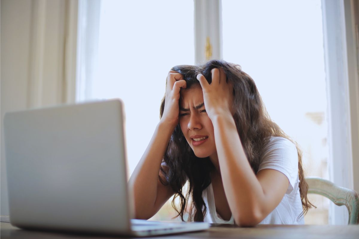 donna disperata al pc 