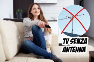 donna guarda tv e antenna