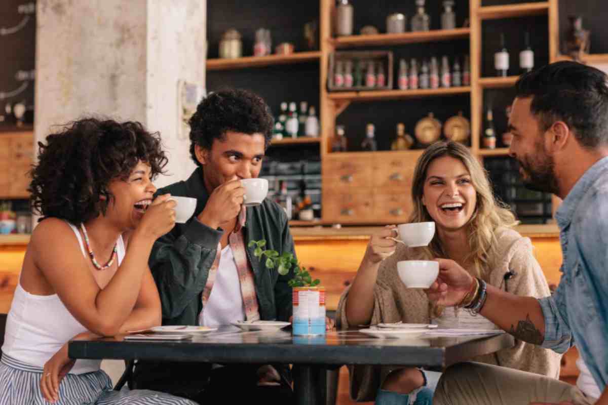 amici al bar per caffé