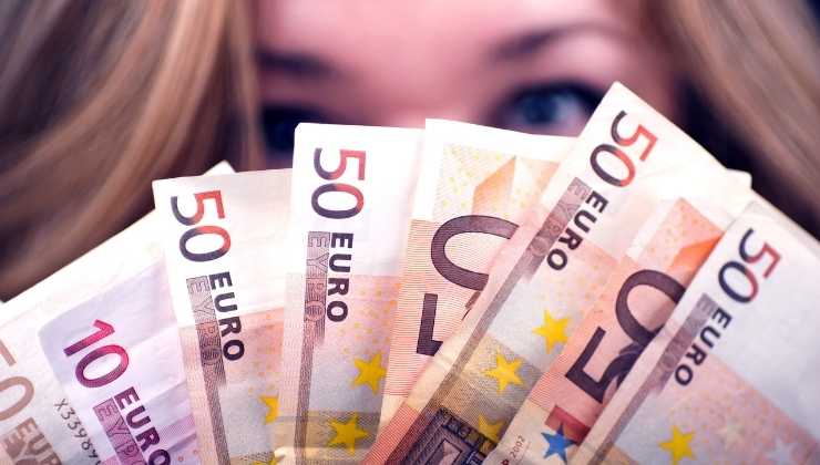 sguardo ragazza con banconote da 50 euro