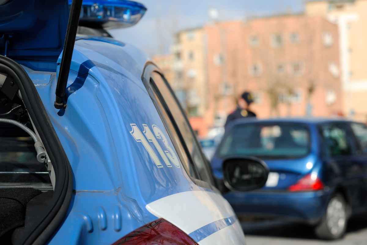 Polizia che ferma un veicolo