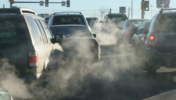 auto in strada inquinanti